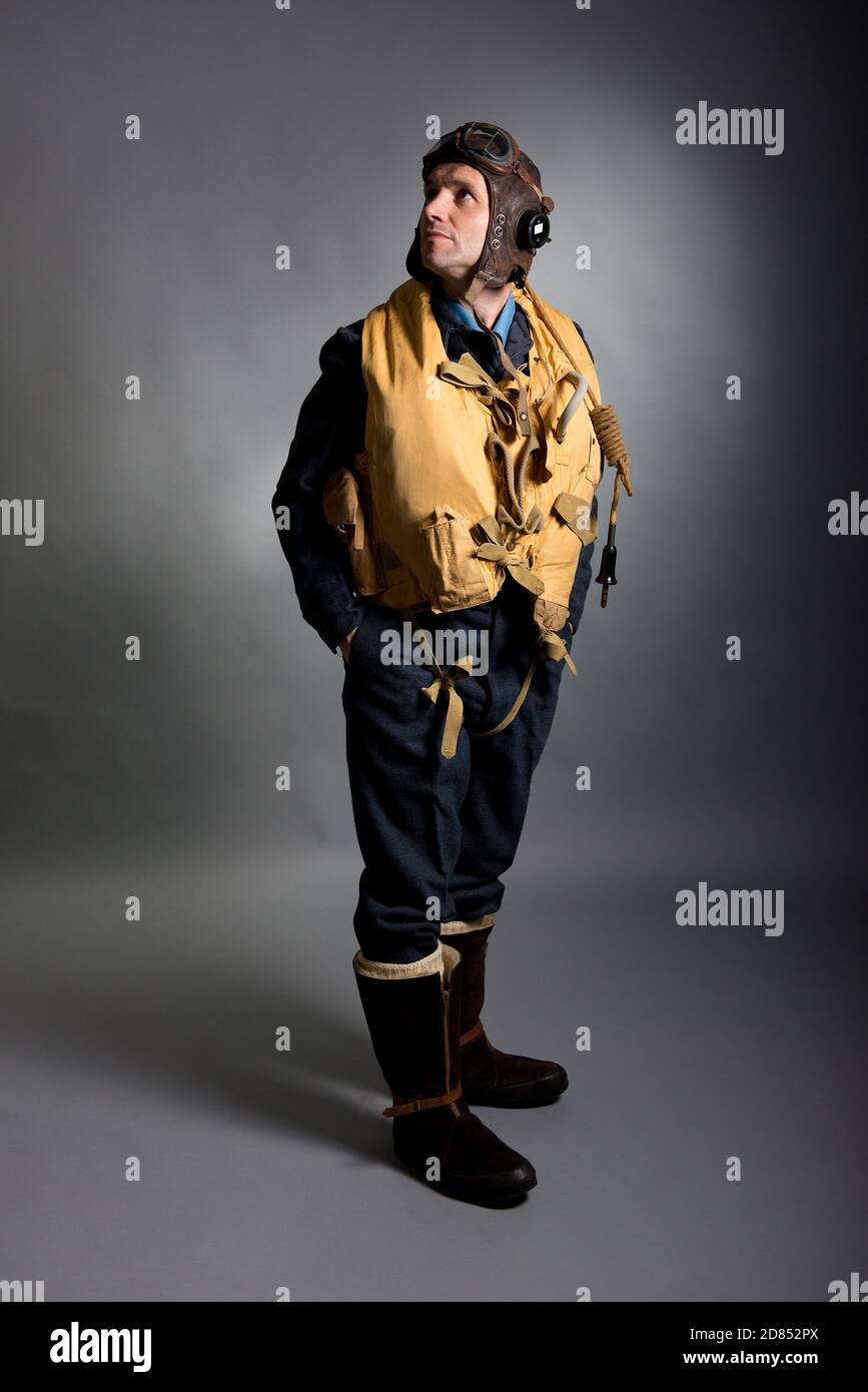 Weltkrieg zwei, RAF Fighter Pilot / Bomber Crew-Mitglied, gegen eine graue Studio-Hintergrund. Stockfoto