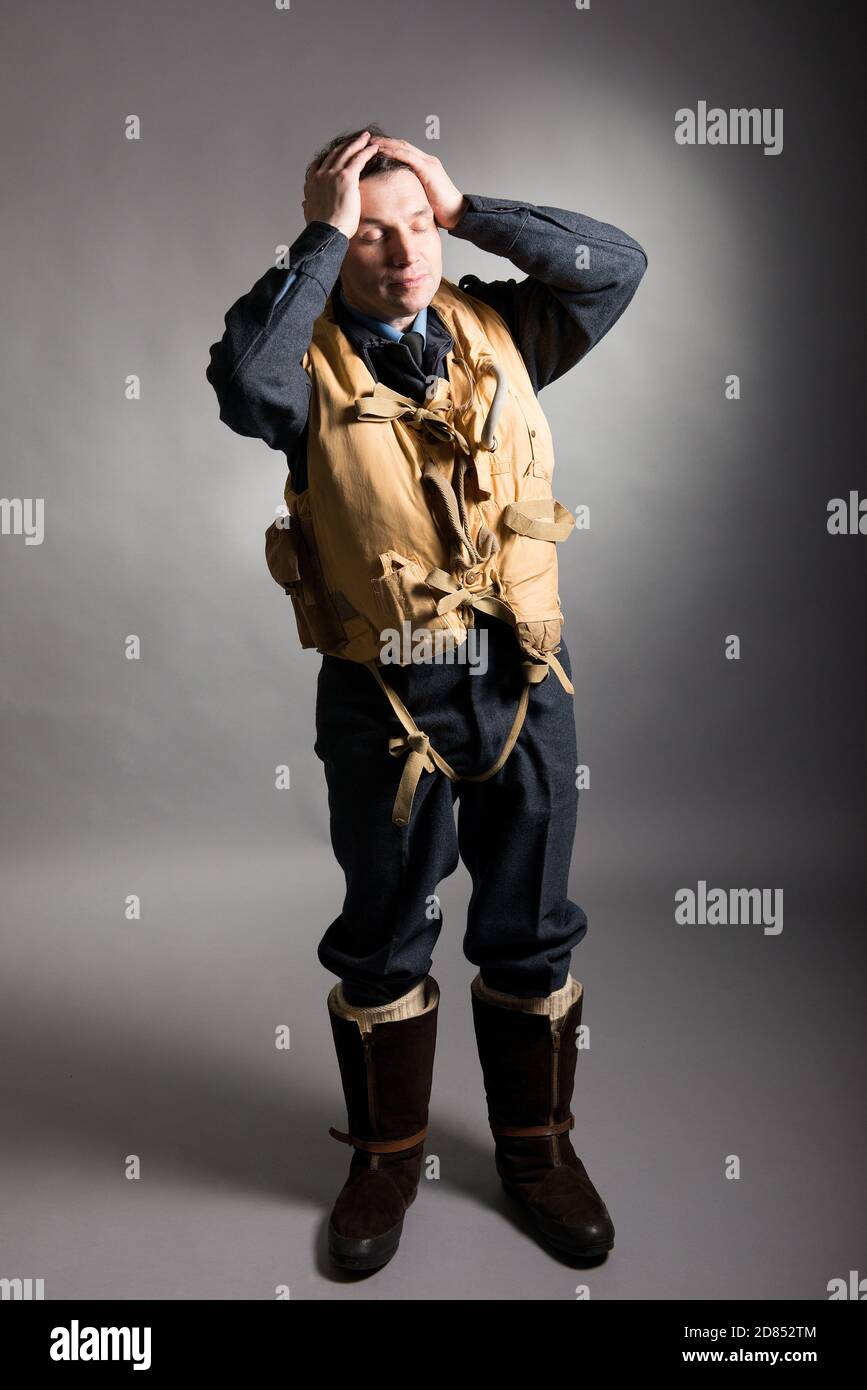 Weltkrieg zwei, RAF Fighter Pilot / Bomber Crew-Mitglied, gegen eine graue Studio-Hintergrund. Stockfoto