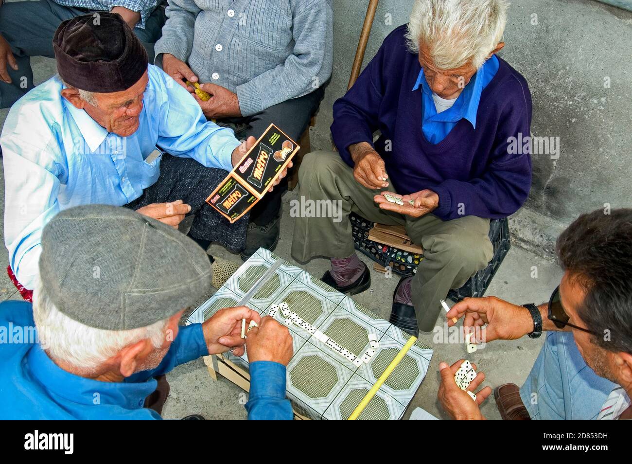 Alte Männer spielen Dominosteine, Albanien Stockfoto