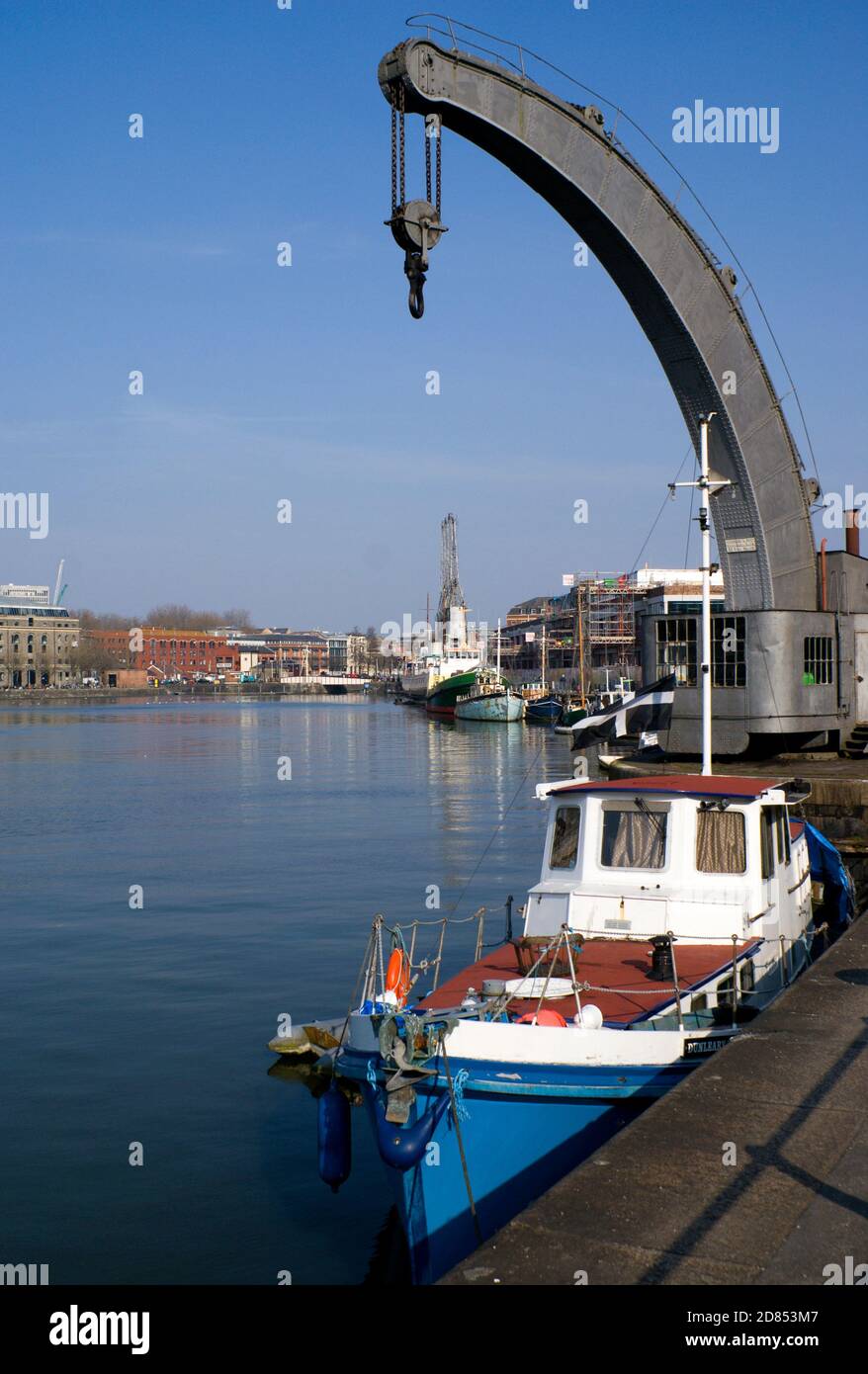 Hafenkran und Boote, Schwimmender Hafen, Bristol. Stockfoto