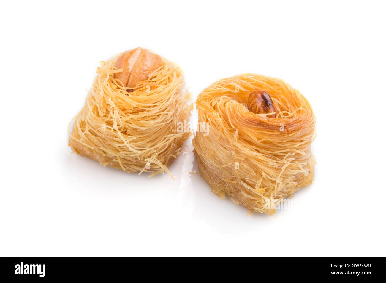 Traditionelle arabische Süßigkeiten kunafa isoliert auf weißem Hintergrund. Seitenansicht, Nahaufnahme. Stockfoto