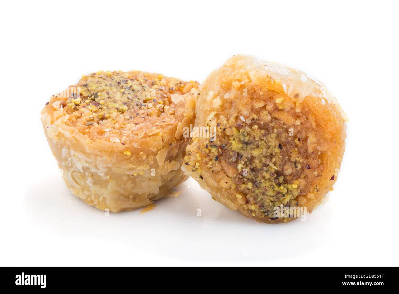 Traditionelle arabische Süßigkeiten Baklava isoliert auf weißem Hintergrund. Seitenansicht, Nahaufnahme. Stockfoto