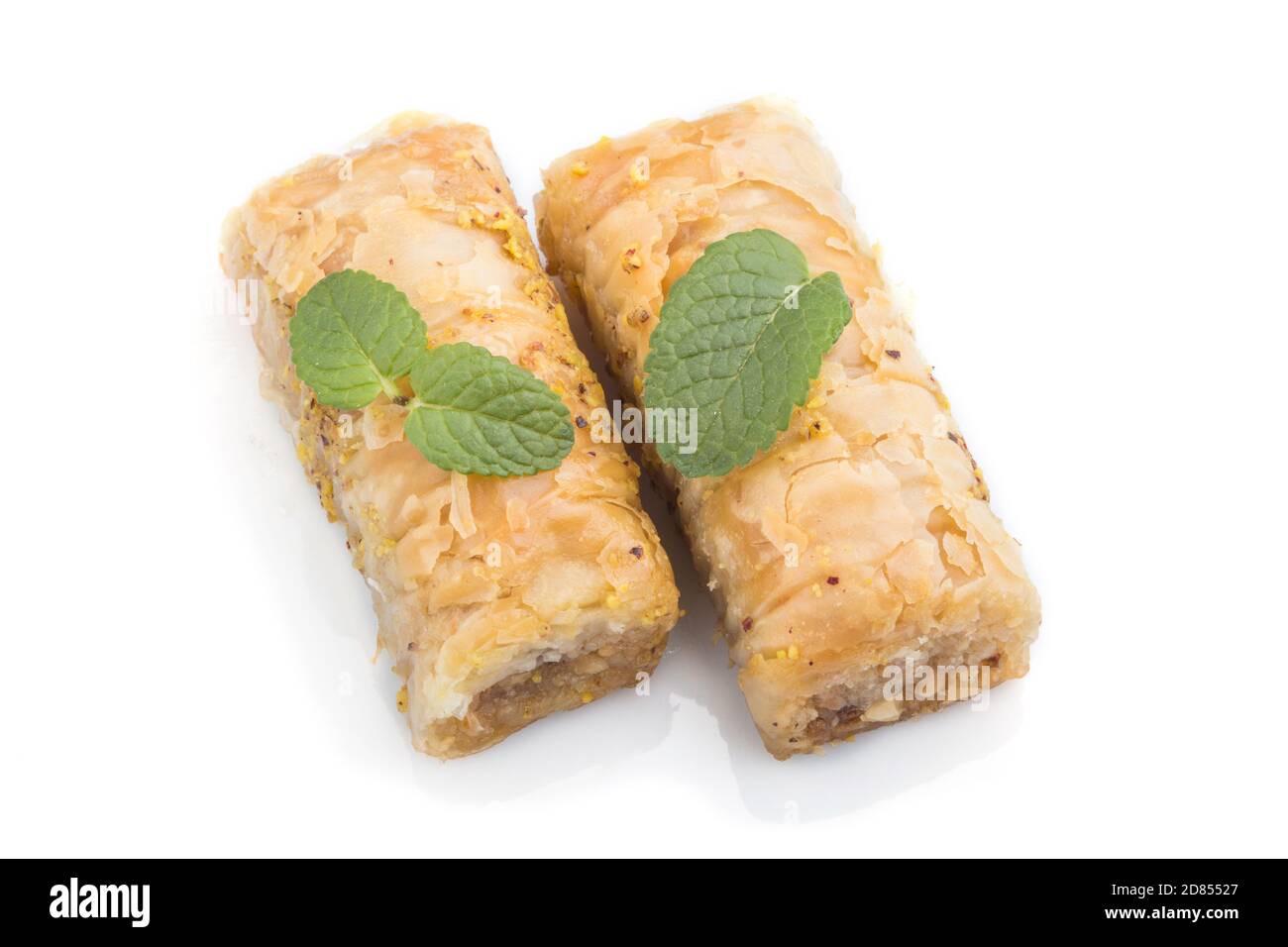 Traditionelle arabische Süßigkeiten Baklava isoliert auf weißem Hintergrund. Seitenansicht, Nahaufnahme. Stockfoto
