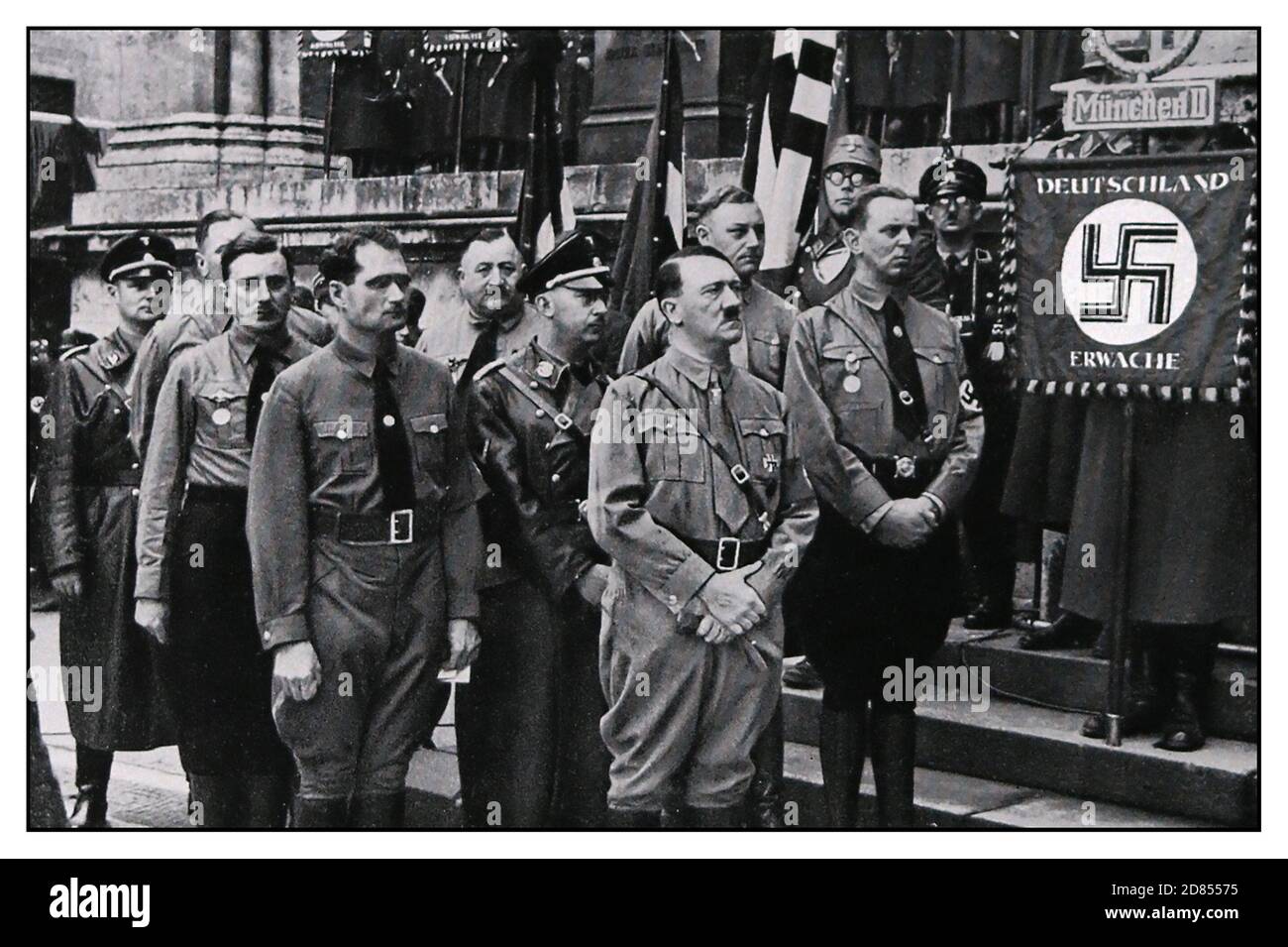Die Nazi-Kundgebung der 1930er Jahre im Gedenken an die Nazi-Opfer des Beer Hall Putsch in München in den 1920er Jahren. Adolf Hitler führt die Gruppe mit Rudolf Hess rechts und Heinrich Himmler dahinter an. Münchner Rallye-Flagge mit 'Deutschland wach' Stockfoto