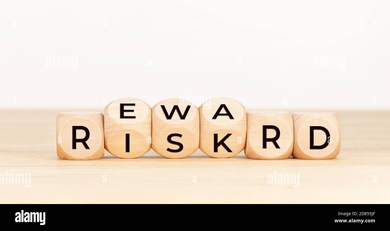 Risiko-Rendite-Konzept. Holzblock mit Text auf Tisch. Speicherplatz kopieren Stockfoto