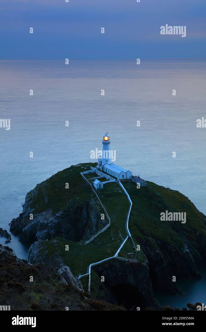 South Stack Lighthouse at Dusk, Holy Island, Anglesey, North Wales, Großbritannien. Stockfoto