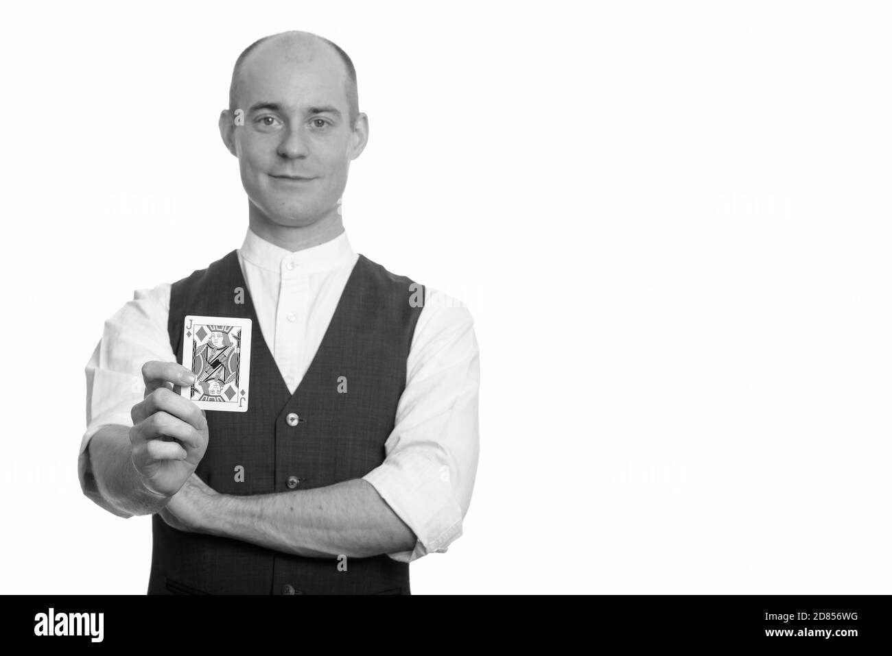 Kahlen weißen Magier Mann hält Karo-bube Karte mit Fokus auf Karte Stockfoto