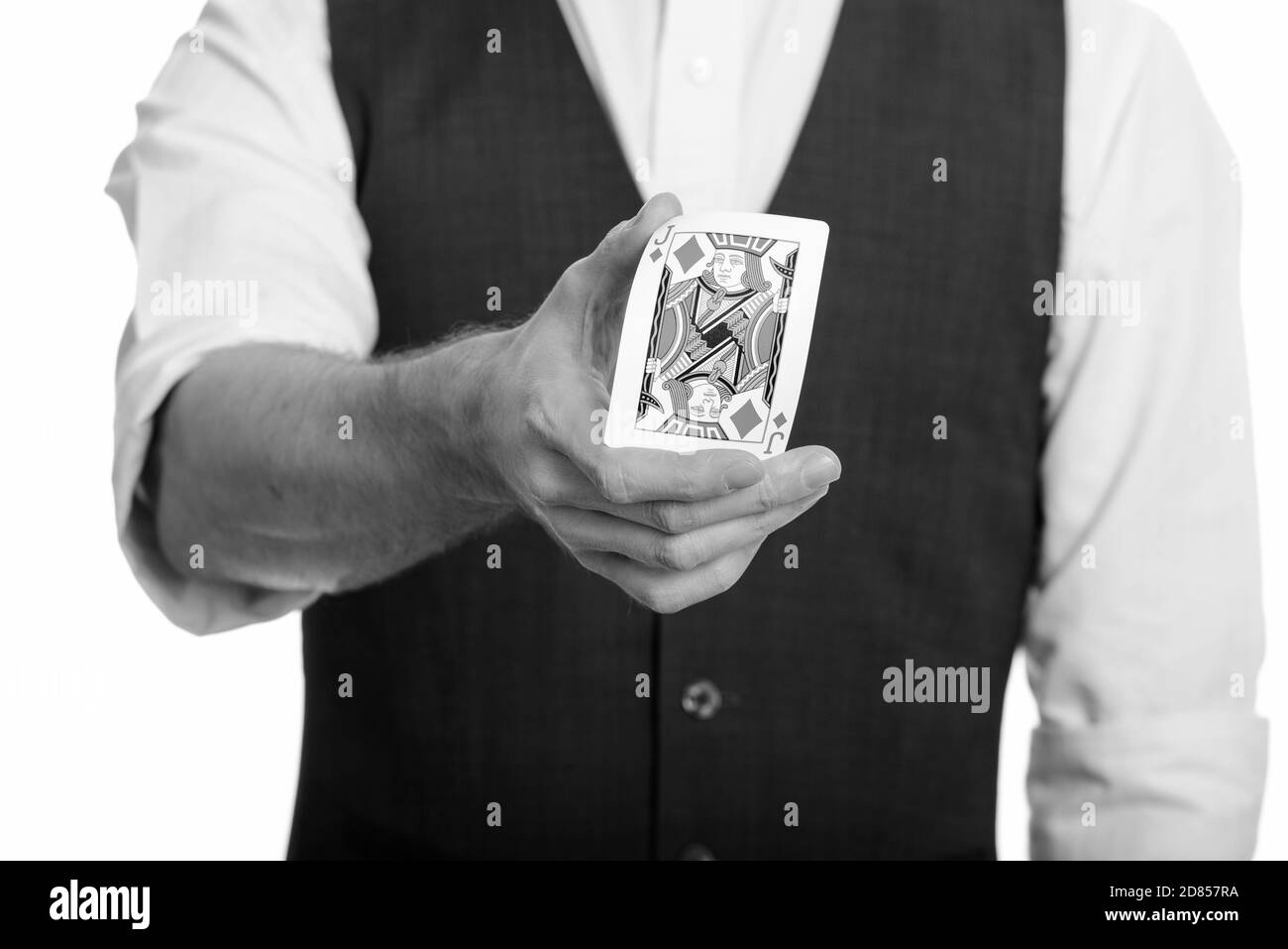Kaukasische Zauberer Mann halten und biegen Karo-bube Karte Stockfoto