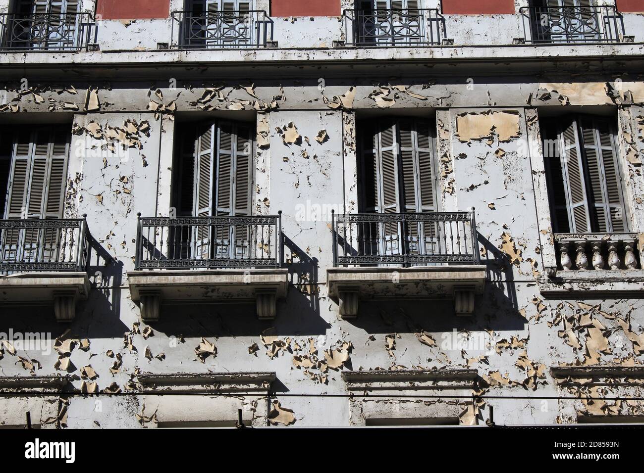 Altes Gebäude mit geschlossenen Fensterläden und verwitterten Wand im Zentrum von Athen, Griechenland, 9. Oktober 2020. Stockfoto