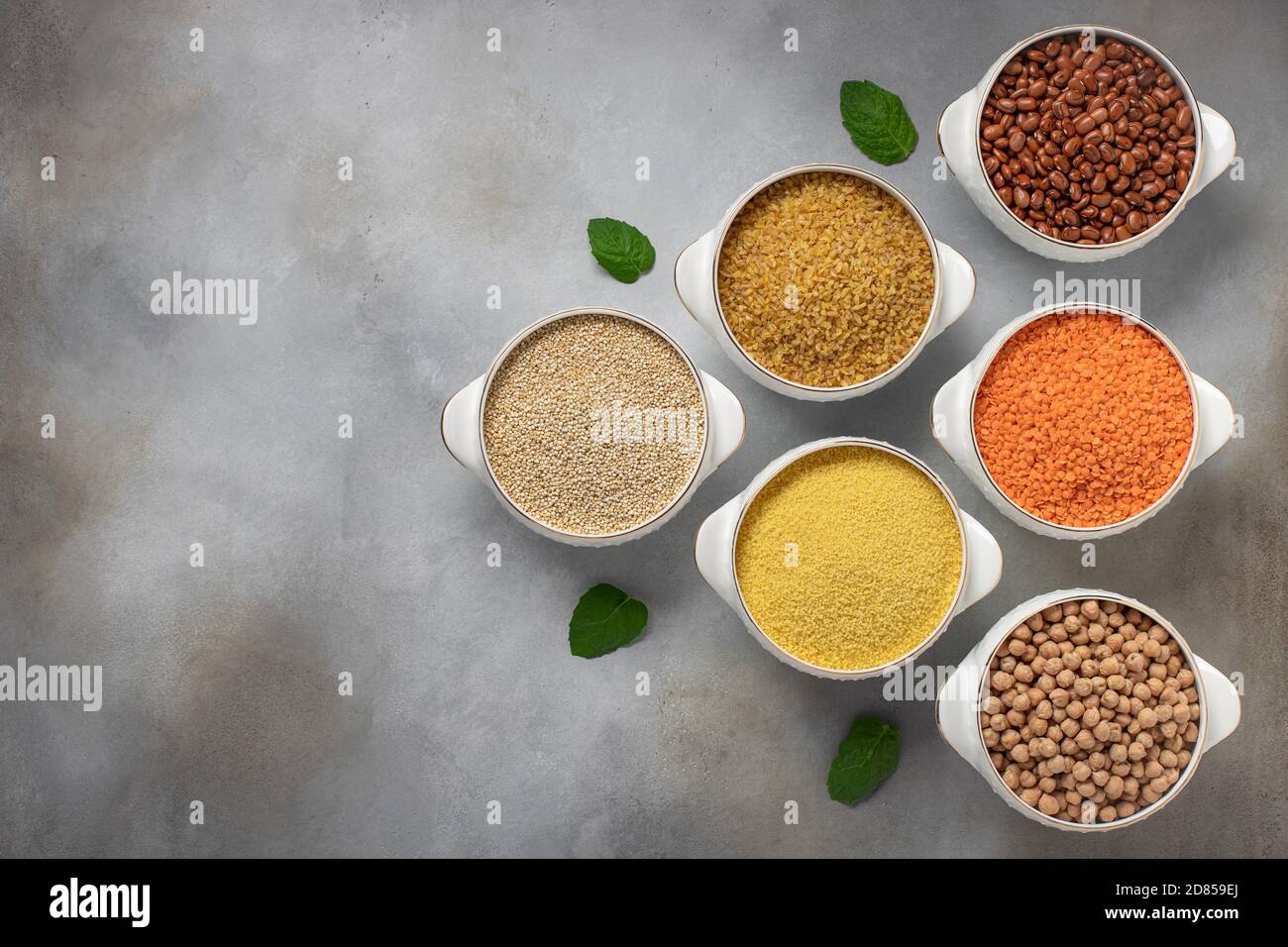 Set von rohen Getreide: Bulgur, Couscous, Bohnen, Quinoa, Linsen, Kichererbsen. Copy Space, Draufsicht, horizontales Bild Stockfoto