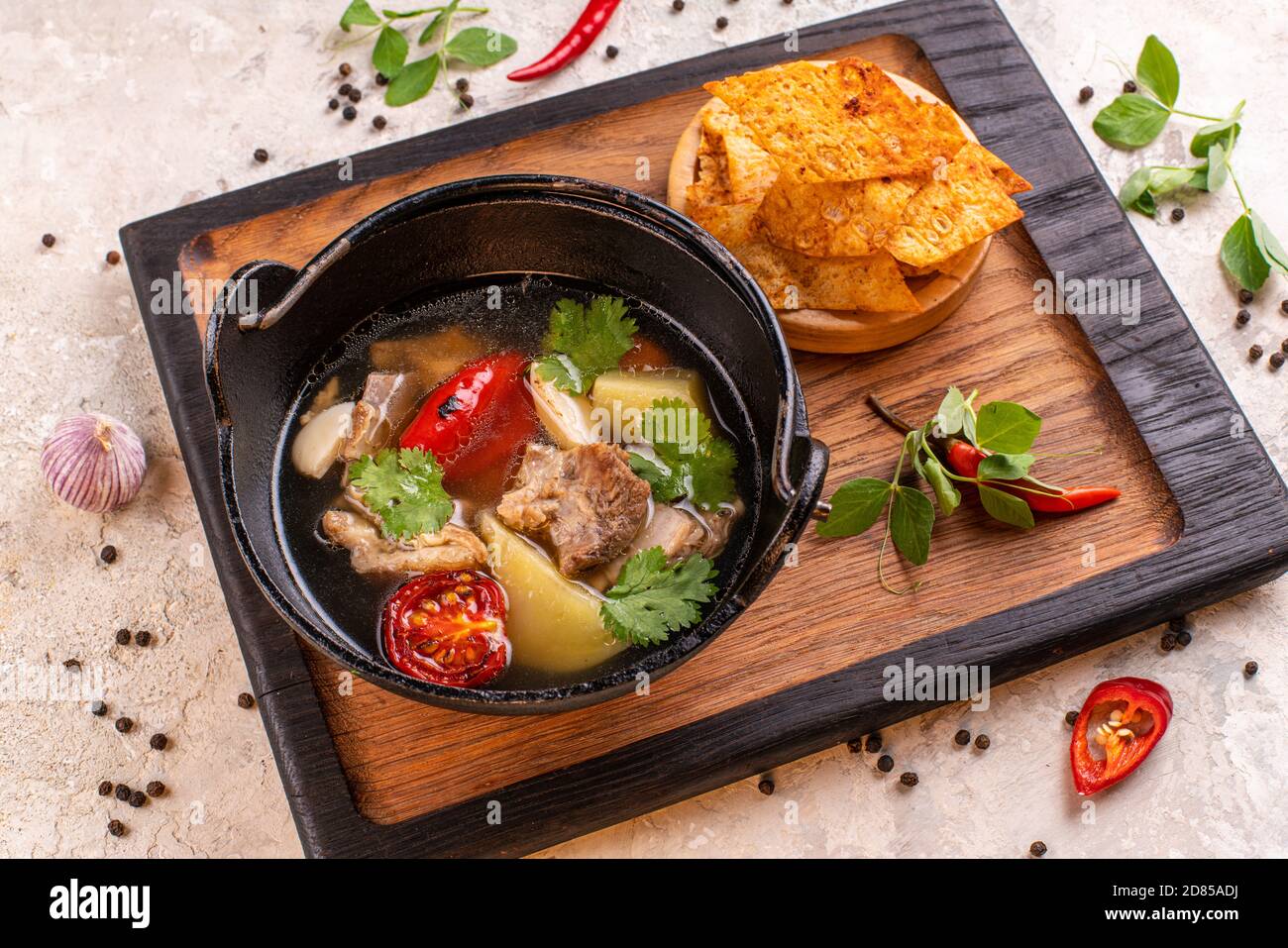 Geschmorte Schweinefleischrippen traditionelle chinesische Gerichte servieren mit blanchiertem Grünkohl in einem Keramiktopf. Und saure Sauce Stockfoto