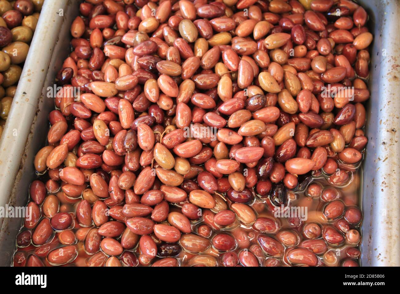 Stand mit Kalamata oder Kalamon Oliven auf dem Straßenmarkt in Athen, Griechenland. Stockfoto