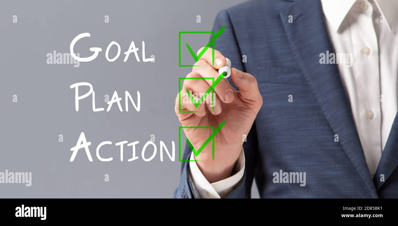 Geschäftsmann Schreiben Checkliste Für Business Goal Achievement Über Grauen Hintergrund Stockfoto