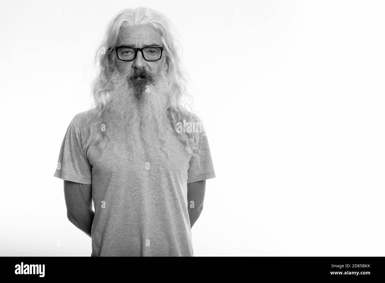 Studio shot der älteren bärtigen Mann Brille tragen Stockfoto