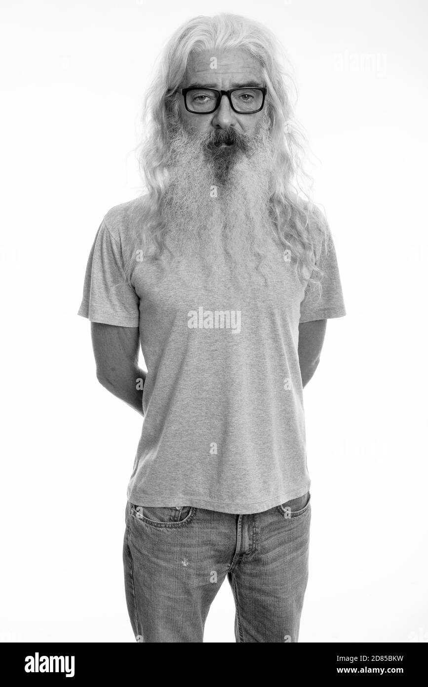 Studio shot der älteren bärtigen Mann, der beim Tragen von Brillen Stockfoto