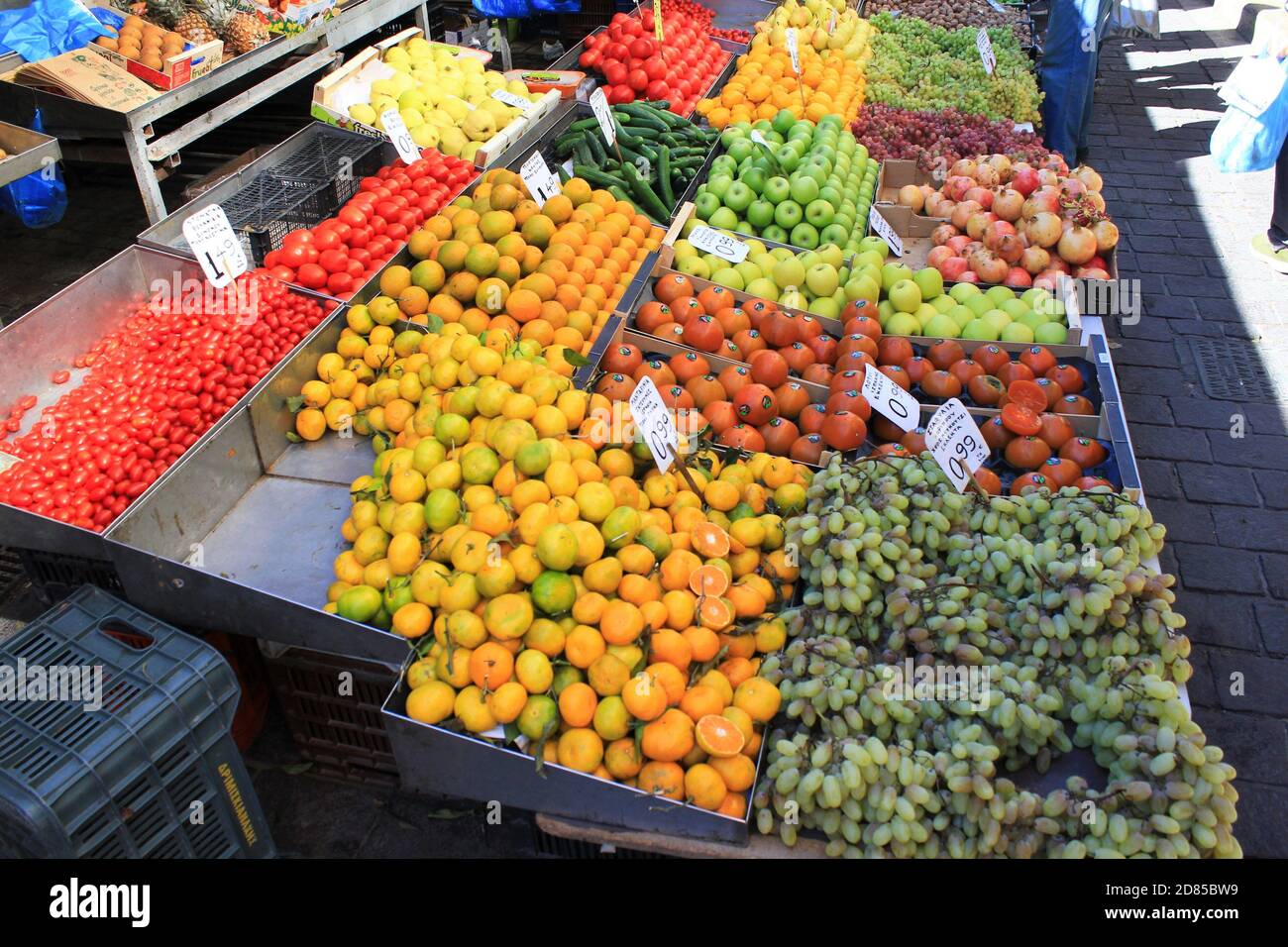 Gemüse und Obst zum Verkauf auf dem Straßenmarkt in Athen, Griechenland, 9. Oktober 2020. Stockfoto