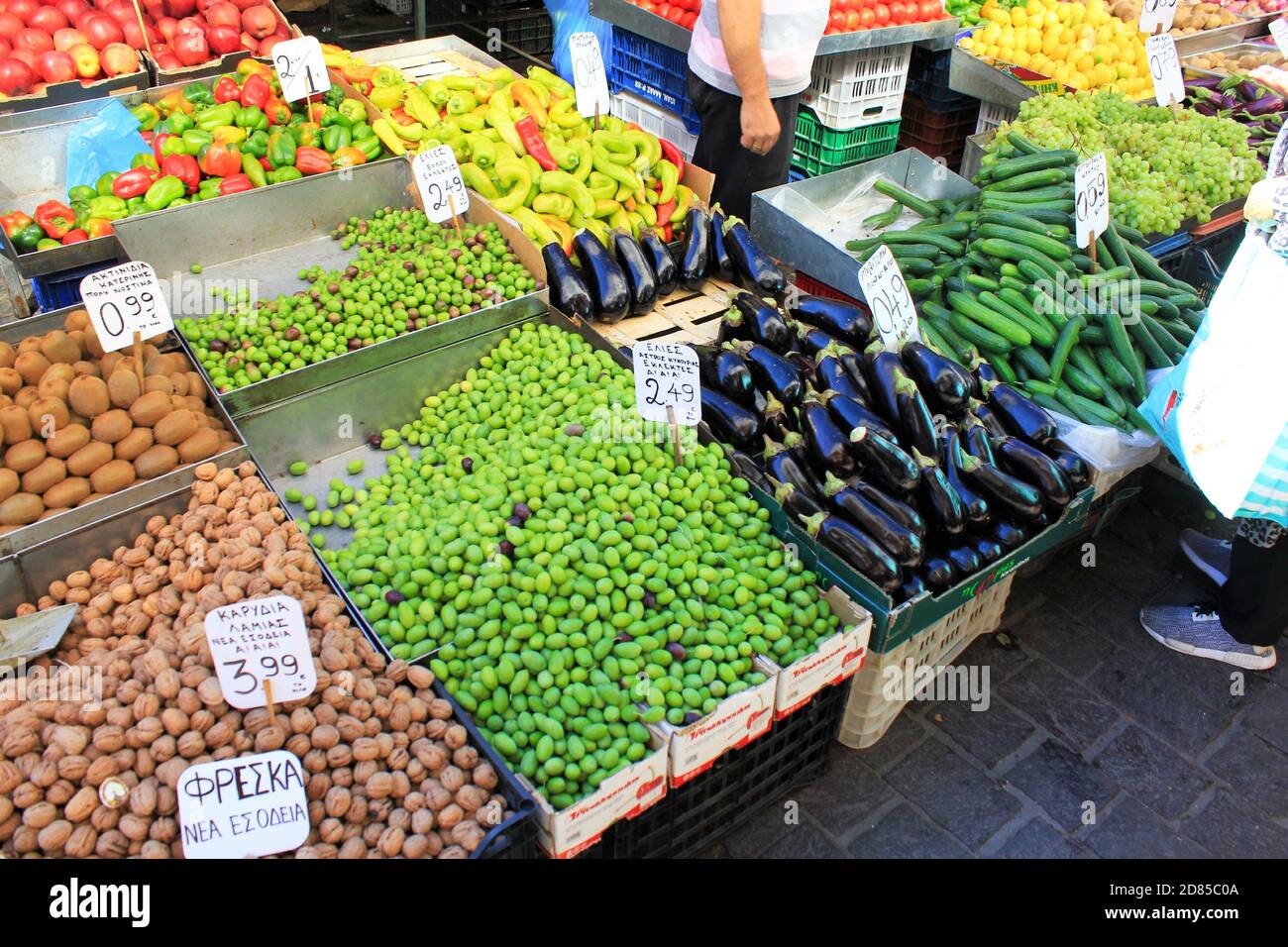 Gemüse und Obst zum Verkauf auf dem Straßenmarkt in Athen, Griechenland, 9. Oktober 2020. Stockfoto