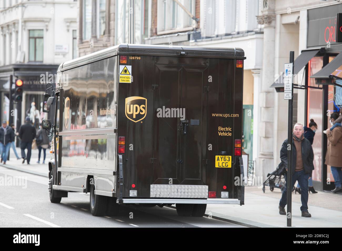Elektrisch angetriebenes emissionsfreies UPS-Lieferfahrzeug, geparkt in der New Bond Street, im Zentrum von London, 26. Oktober 2020. Stockfoto