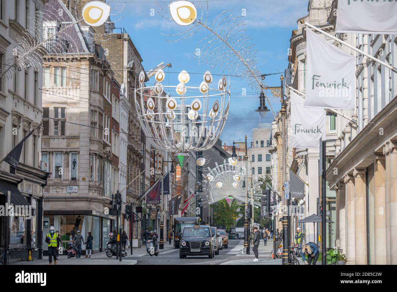 Weihnachten 2020 Lichtinstallationen auf der New Bond Street im Zentrum von London, 26. Oktober 2020. Stockfoto