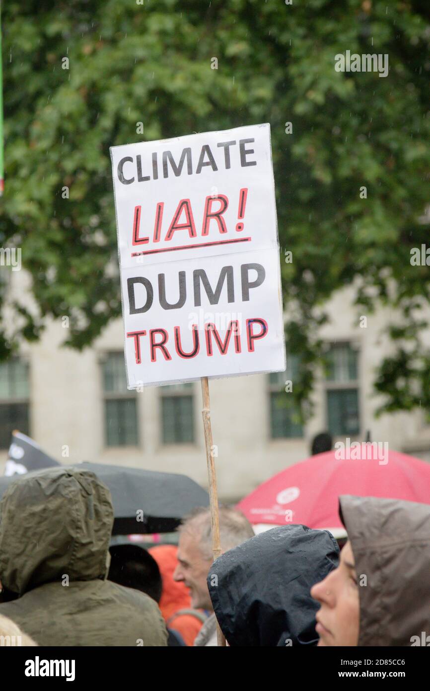 London, Großbritannien, 4. Juni 2019:- Plakate von Anti-Trump-Demonstranten auf dem Parliament Square gegen den Staatsbesuch in Großbritannien von Donald Tru Stockfoto