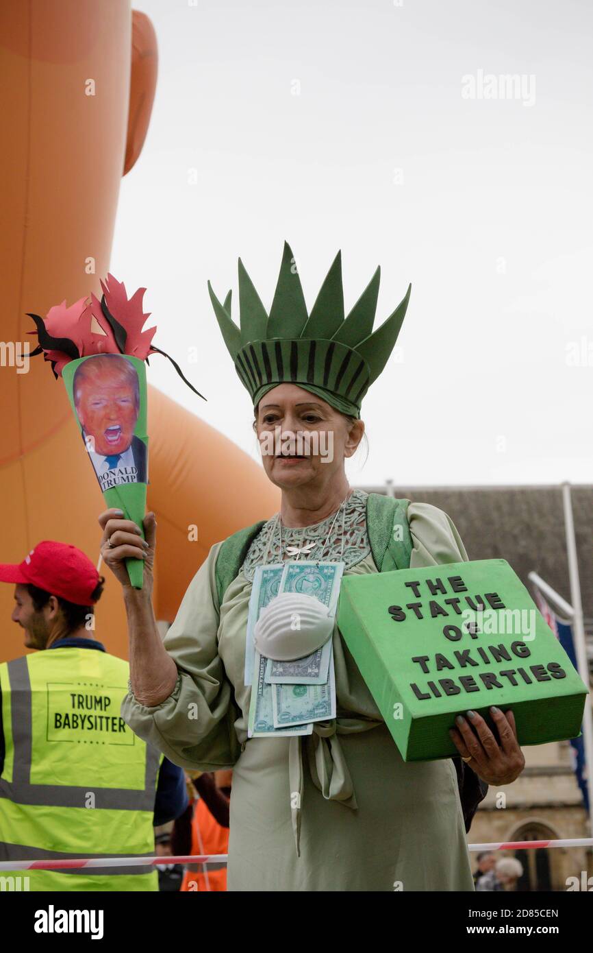London, Großbritannien, 4. Juni 2019:- Auriel Glanville, Mitglied von Friends of the Earth Protest gegen den Klimawandel vor dem Trump Baby B Stockfoto