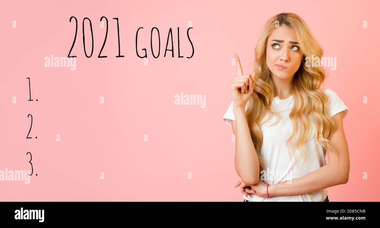 Woman Thinking Ziele Für Das Neue Jahr 2021 Über Pink Setzen Hintergrund Stockfoto