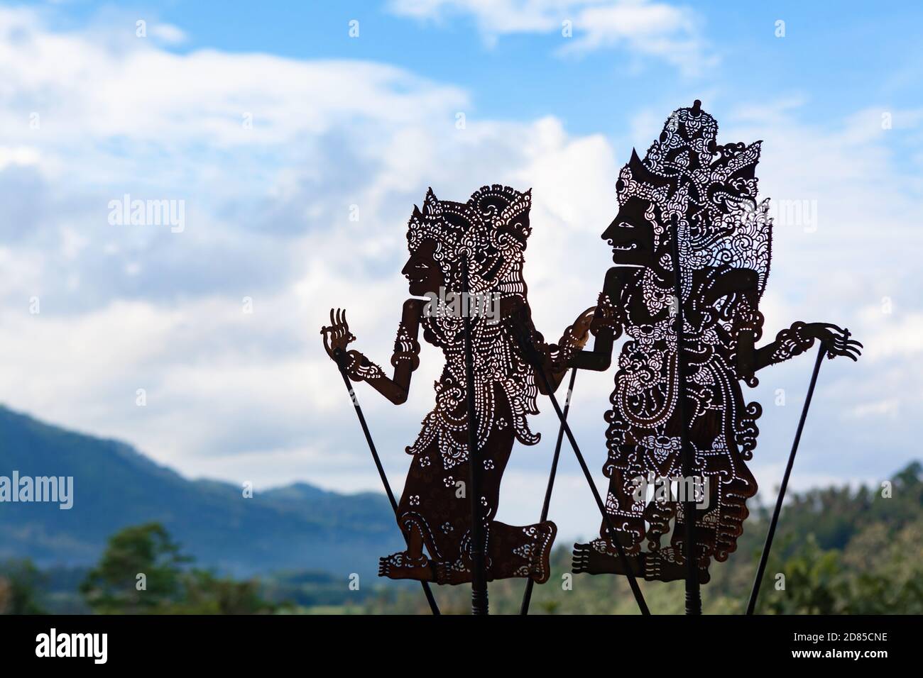 Schwarze Schattensilhouette alter traditioneller Marionetten von Bali Island - Wayang Kulit. Kultur, Religion, Kunstfestivals von balinesischem und indonesischem Volk. Stockfoto