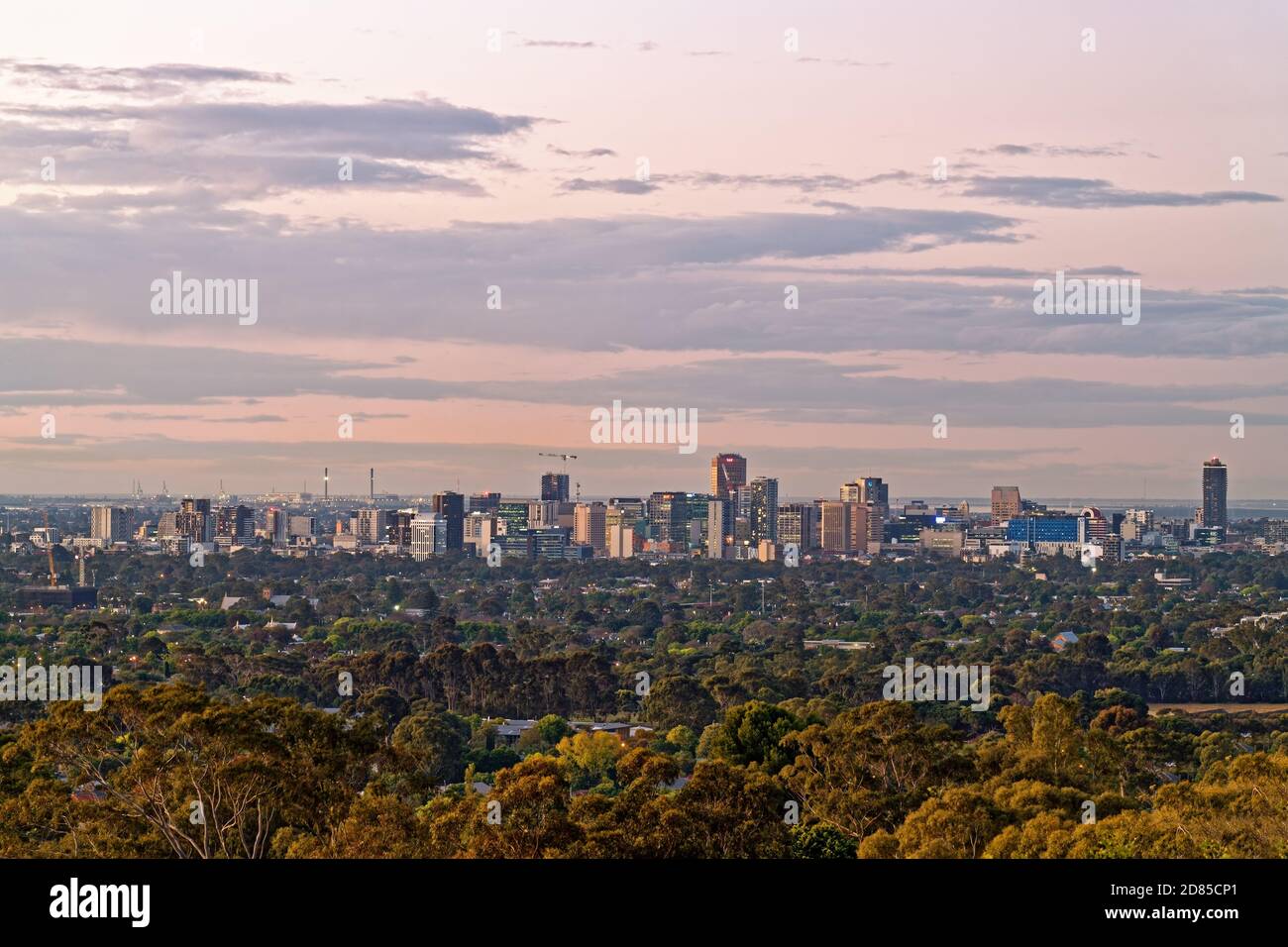 Adelaide, South Australia - 27. Oktober 2020: Spektakuläre Aussicht auf Adelaide City Skyline in der Abenddämmerung von den Hügeln aus gesehen Stockfoto