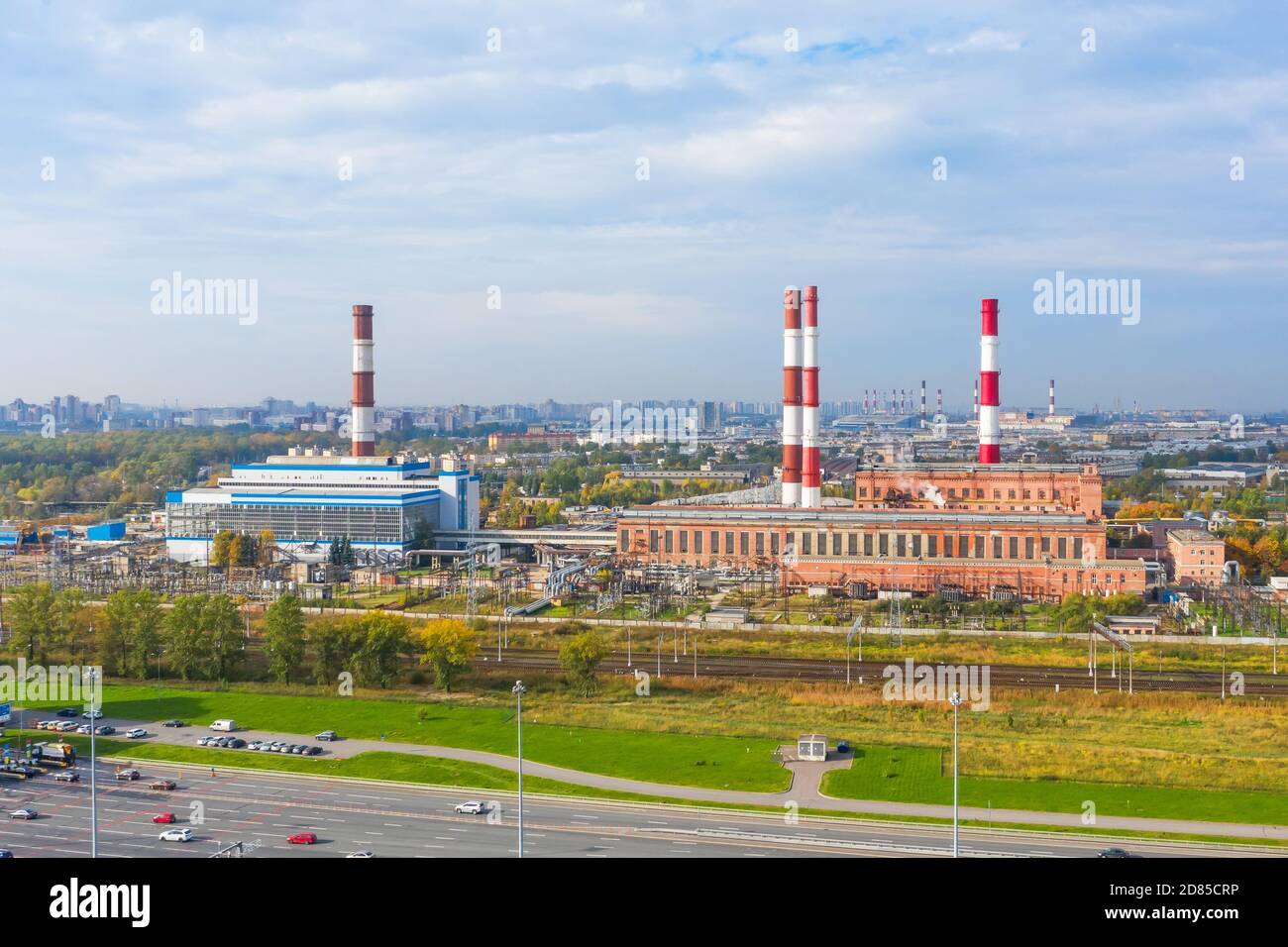 Stadt thermisches Kraftwerk zwischen städtischen Gebieten, Luftbild Stockfoto