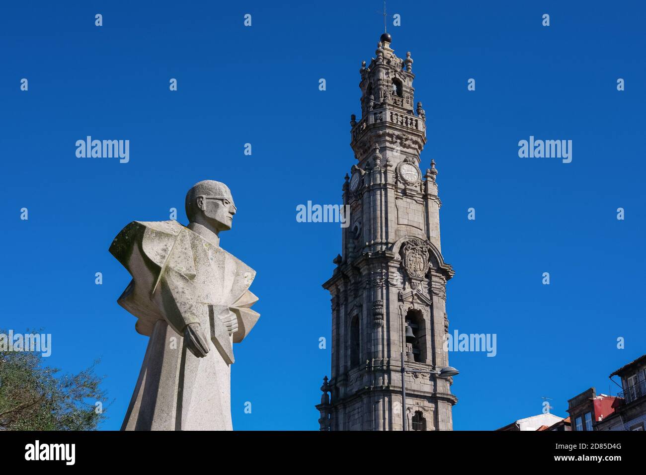 Porto, Portugal - 21. Februar 2017: Torre dos Clérigos und die Statue des römisch-katholischen Bischofs António Gomes Ferreira. Der ikonische Clerigos Tower Stockfoto