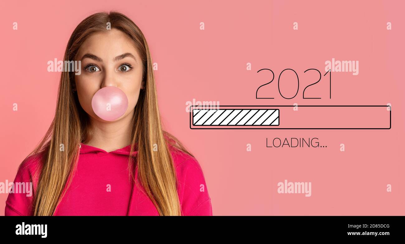 Frau Blasblase-Gum, Warten 2021 Neujahr Ladevorgang, Rosa Hintergrund Stockfoto