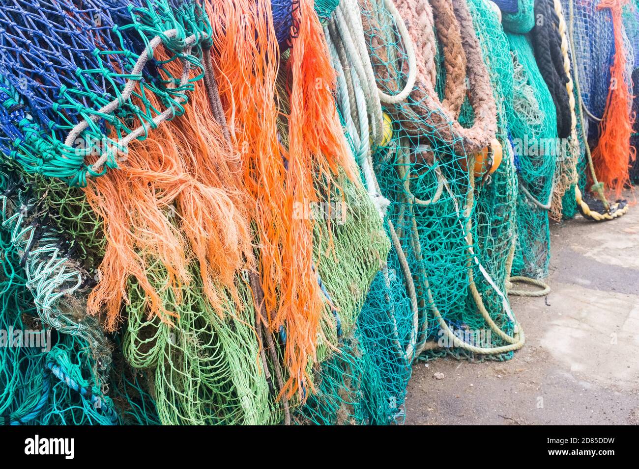 Bunte Reihe von Fischernetzen Netz und Seile, Lyme Regis, Dorset, England Stockfoto