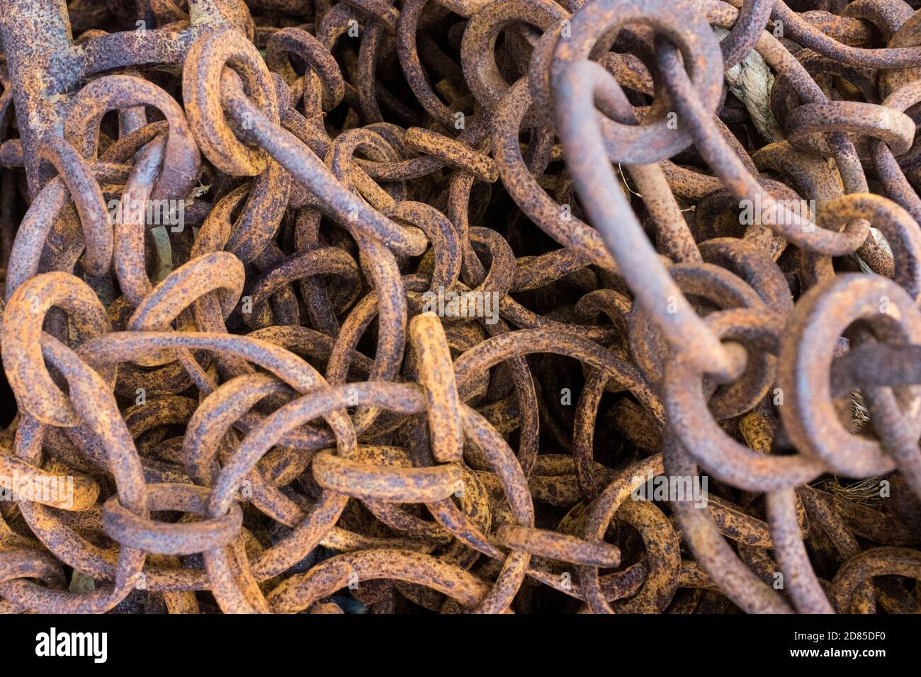 Nahaufnahme von rostigen Metallketten für die Fischerei verwendet, Lyme Regis, Dorset, England Stockfoto