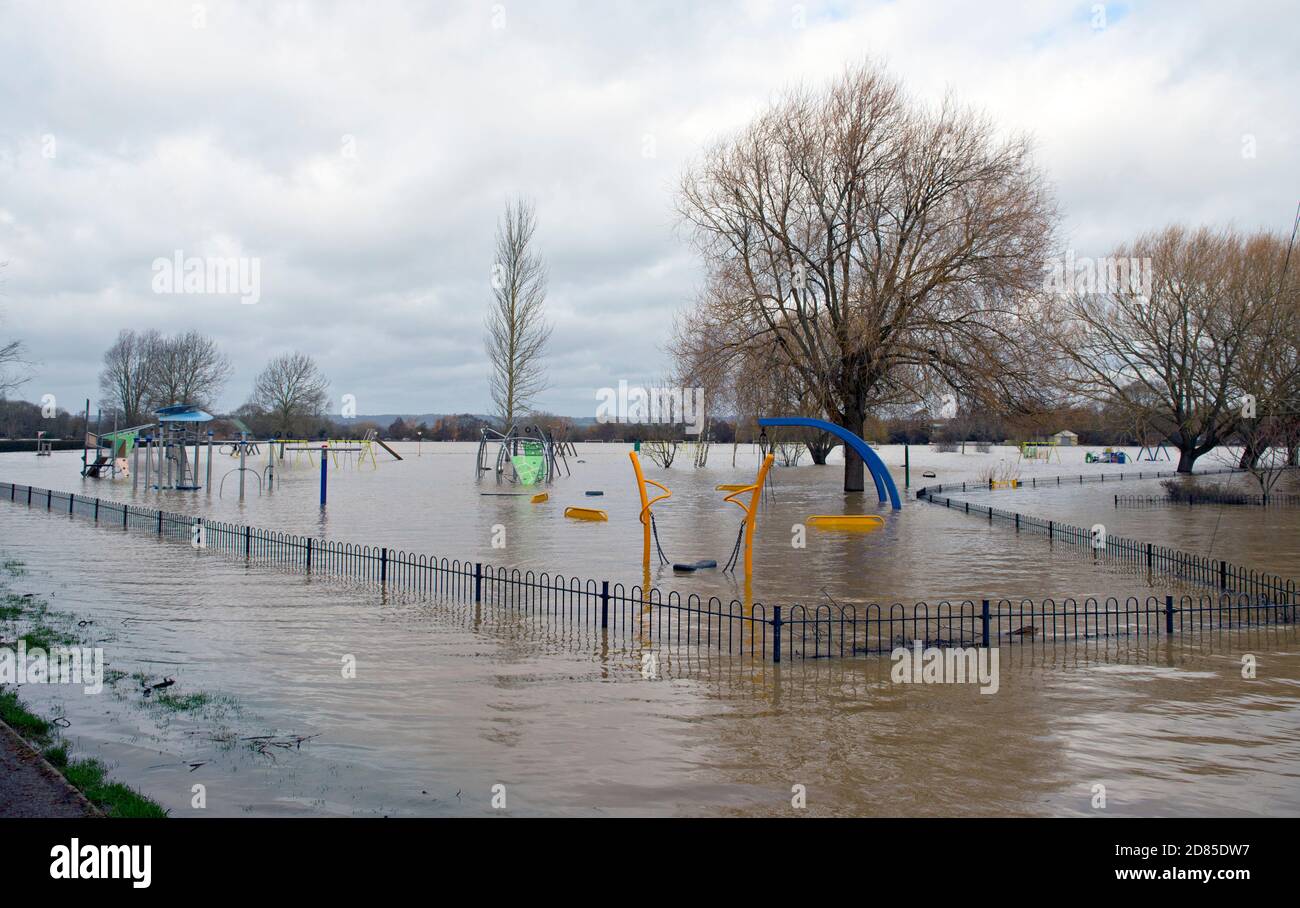 Ein mit Flutwasser überdachter Kinderspielplatz nach dem Übertoppen des nahe gelegenen River Medway in Tonbridge, Kent Stockfoto
