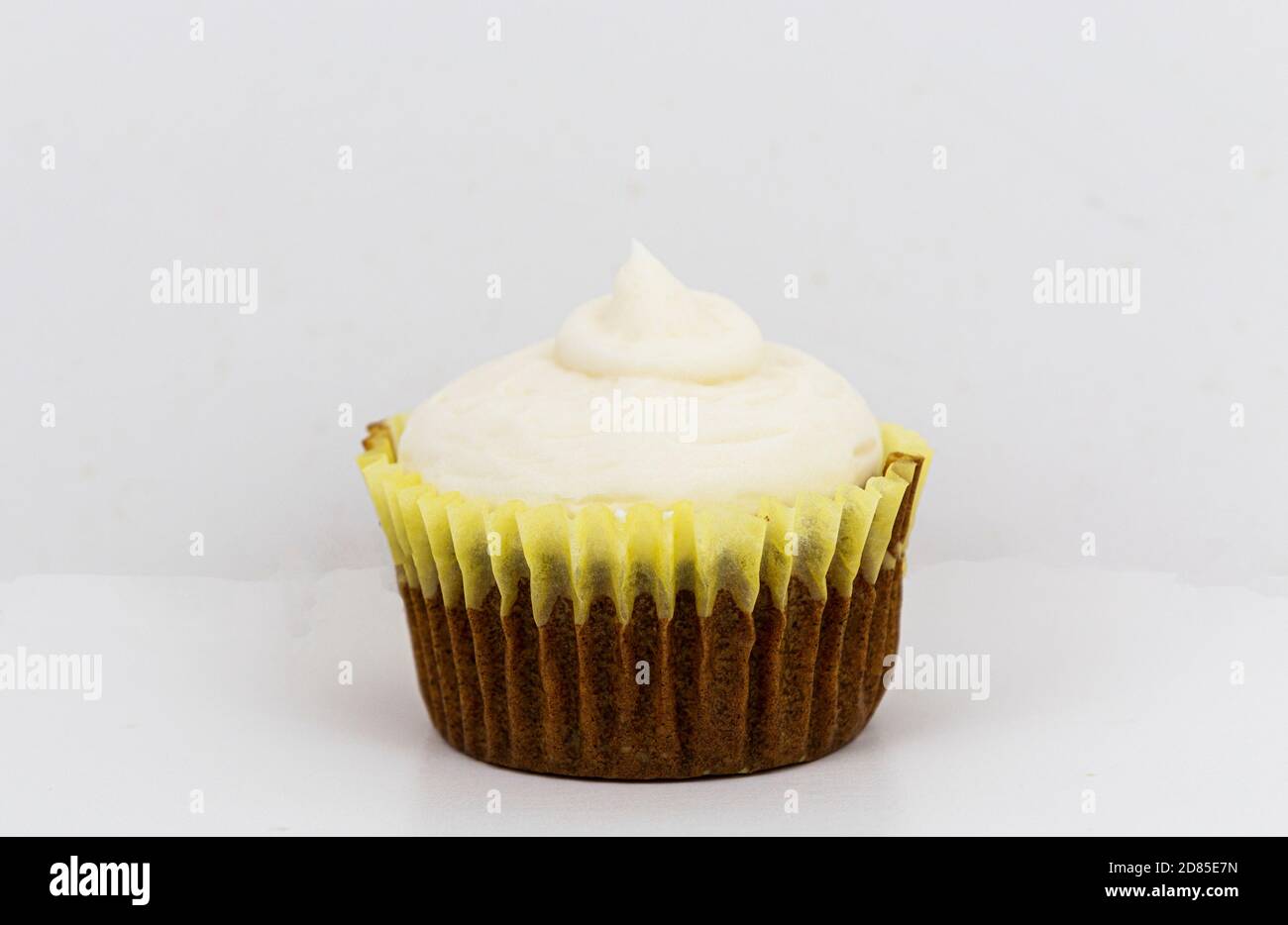 Karottenkuchen Cupcake mit Frischkäse Zuckerguss und einem weißen Backgrond Nahaufnahme. Stockfoto