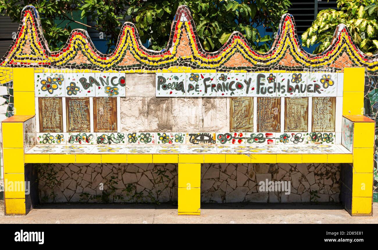 Fusterlandia, Kuba - 26. Juli 2018: Eine Bank ist in bunten Fliesen in der touristischen Destination Fuserlandia Kuba dekoriert. Stockfoto
