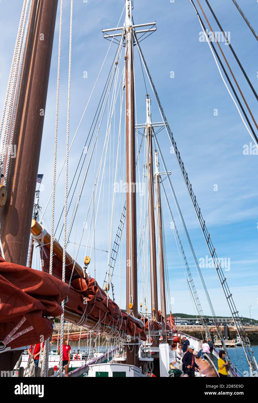 Camden, Maine, USA - 29. Juli 2017: Blick auf die vier Masttürme eines Segelbootes, das Touristen auf eine Tour durch die Gewässer von Maine nimmt. Stockfoto