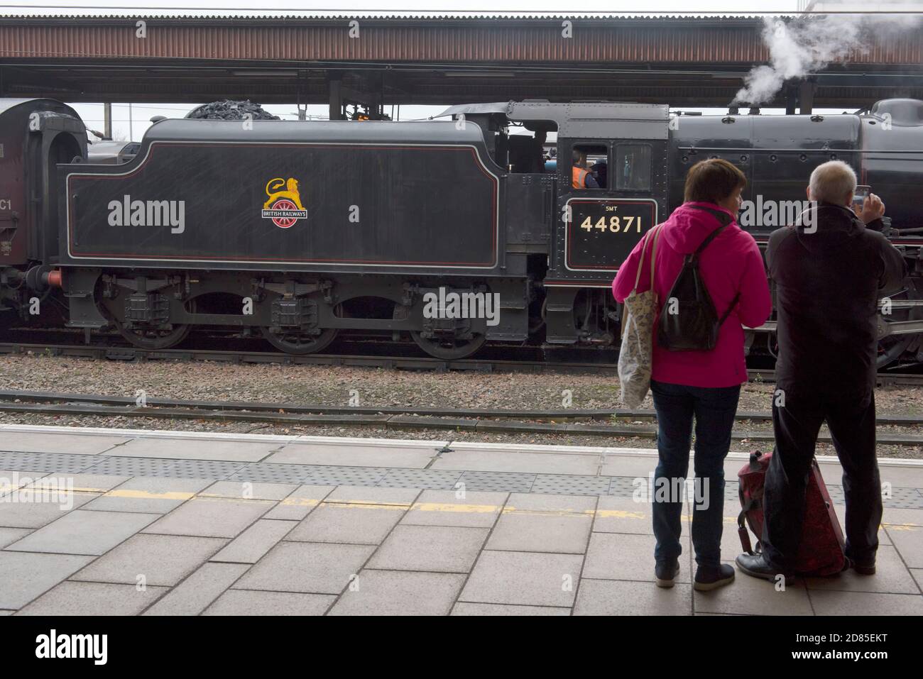 Dampflokomotive Stanier Black Five No 44781, steht im Bahnhof York, nachdem sie mit einem Spezialzug aus Norwich angekommen ist, Stockfoto