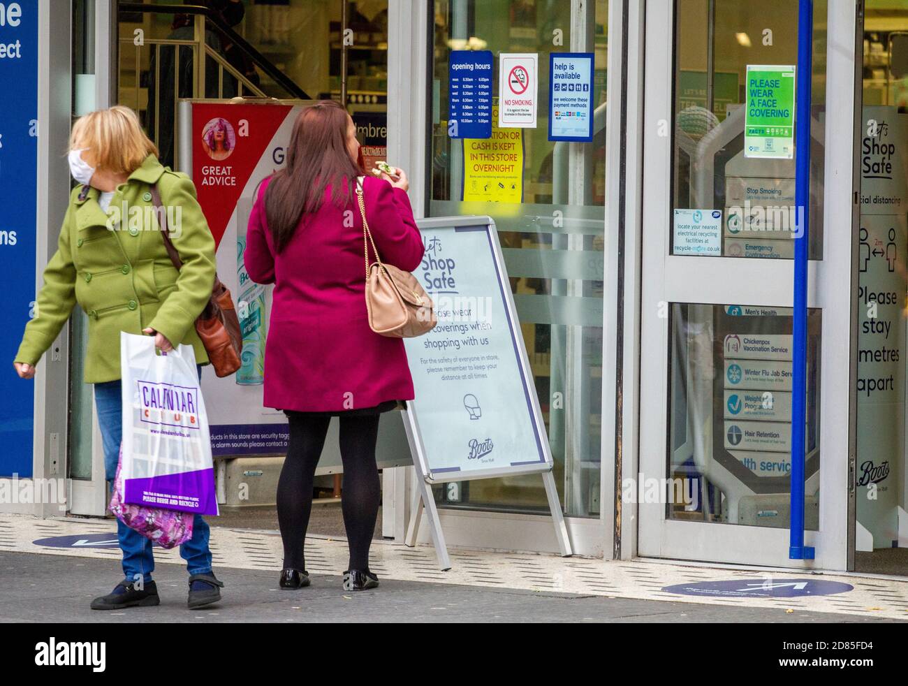 Dundee, Tayside, Schottland, Großbritannien. Oktober 2020. Covid-19 Gesichtsmasken tragen: Das Tragen von Schutzmasken im Stadtzentrum von Dundee ist jetzt obligatorisch an Orten, wie zum Beispiel beim Einkaufen und bei Geselligkeit während der neuen 3. Teir Covid-19 Lockdown-Beschränkungen. Shopper tragen Gesichtsmasken, während sie vor Boots die Apotheke und Schild bitten Menschen, sicher einkaufen und tragen Gesichtsmasken. Kredit: Dundee Photographics/Alamy Live Nachrichten Stockfoto