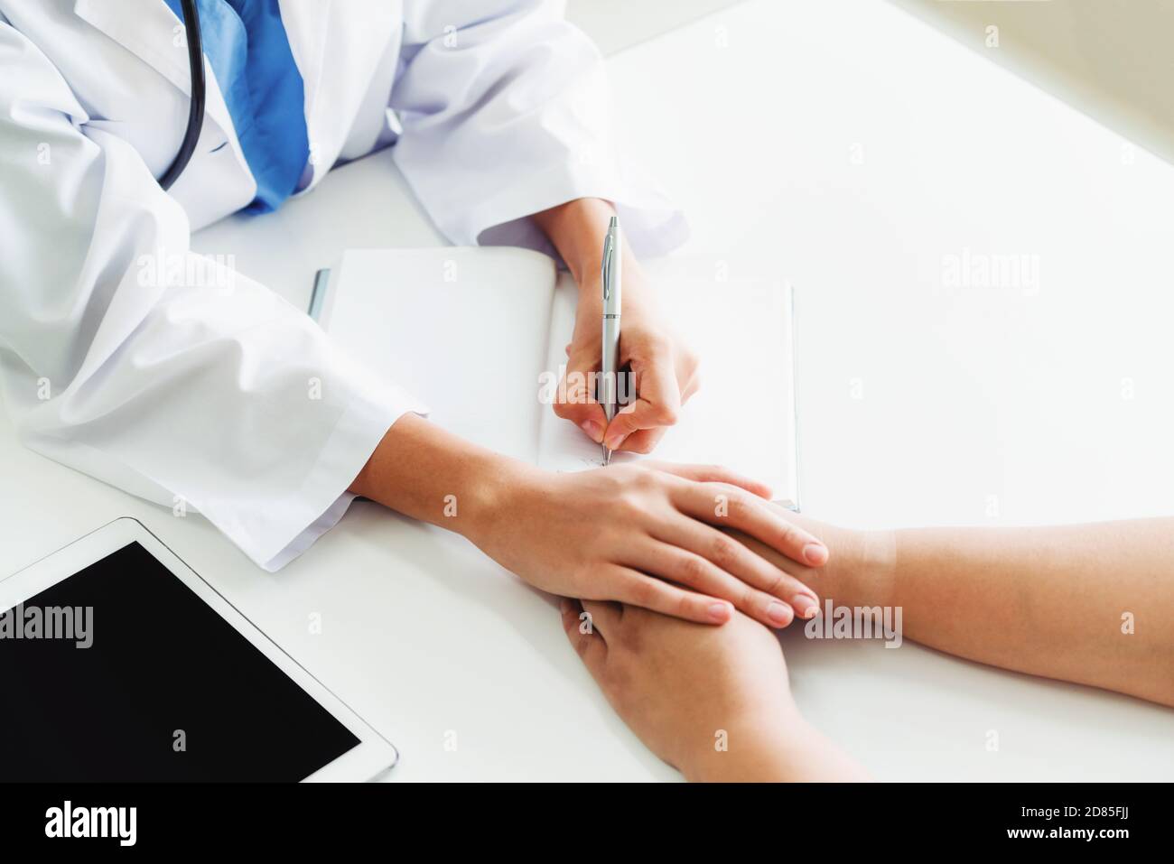 Weibliche Patienten besuche Frau Arzt oder Gynäkologen während Gynäkologie Check-up im Büro am Krankenhaus. Gynäkologie medizinische und Ärztliche Betreuung. Stockfoto