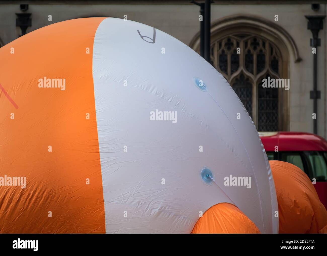 Trump Blimp Balloon - Detail, Parliament Square, London, UK am 13. Juli 2018. Demonstrator aufgeblasen einen Ballon, der Donald Trump darstellt. Stockfoto