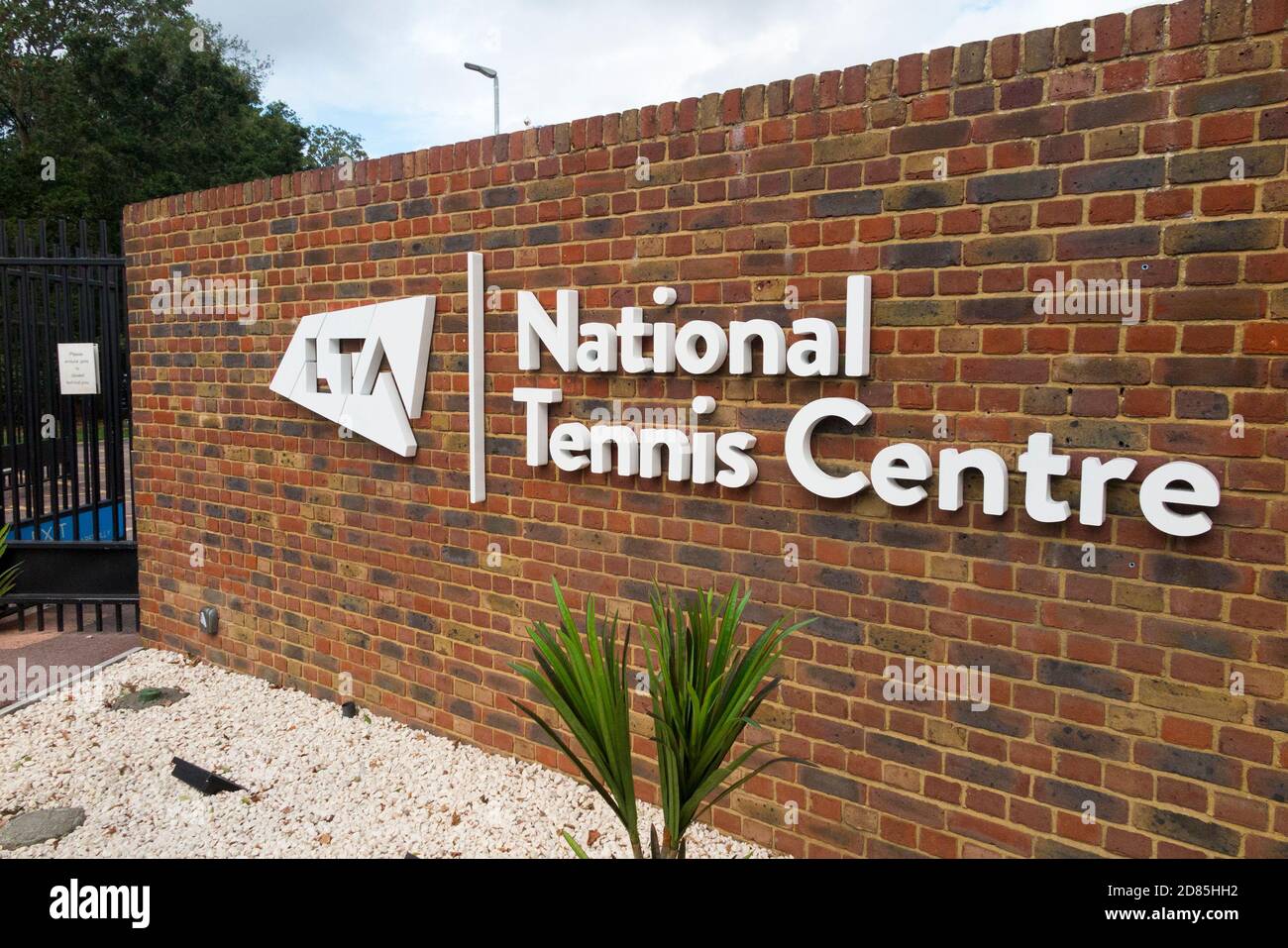 Eingang mit aktualisiertem Schild / Logo / Beschilderung für die LTA im National Tennis Center, Priory Lane, Roehampton. London. VEREINIGTES KÖNIGREICH (122) Stockfoto