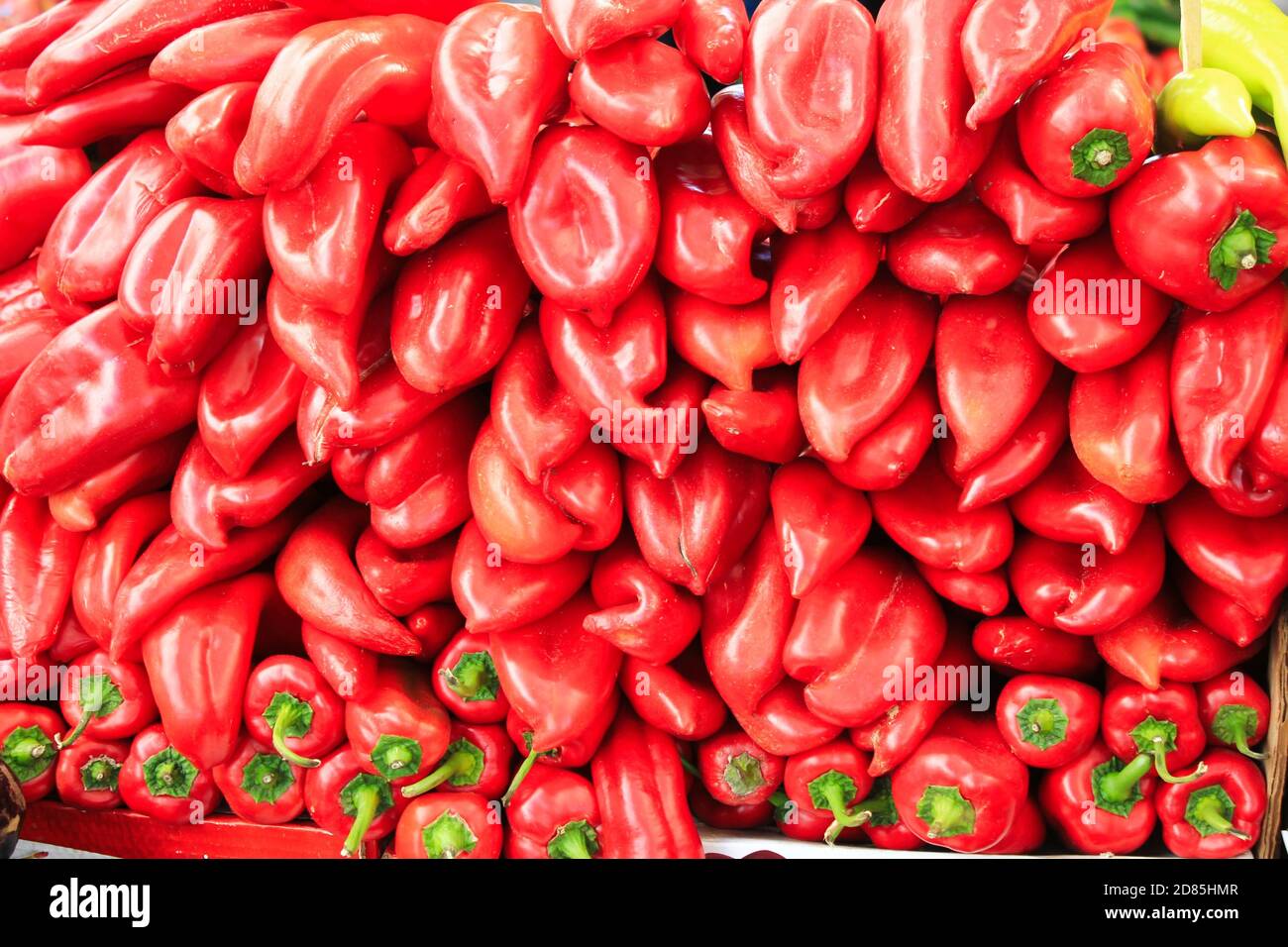 Gemüse und Obst zum Verkauf auf dem Straßenmarkt in Athen, Griechenland, 9. Oktober 2020. Stockfoto