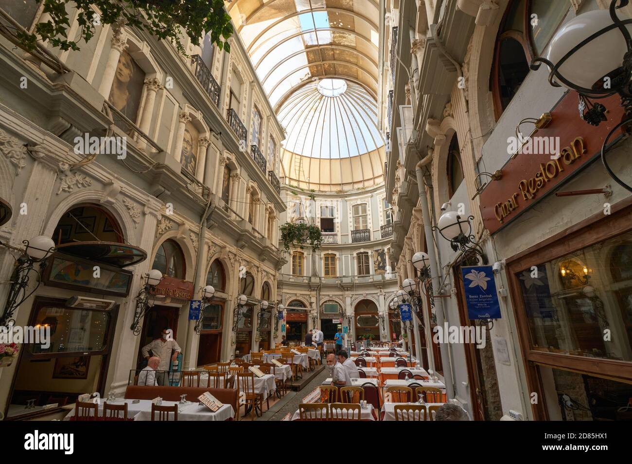 Tische von Restaurants in berühmten Cicek Pasaji, Istiklal Straße, Istanbul, Türkei Stockfoto