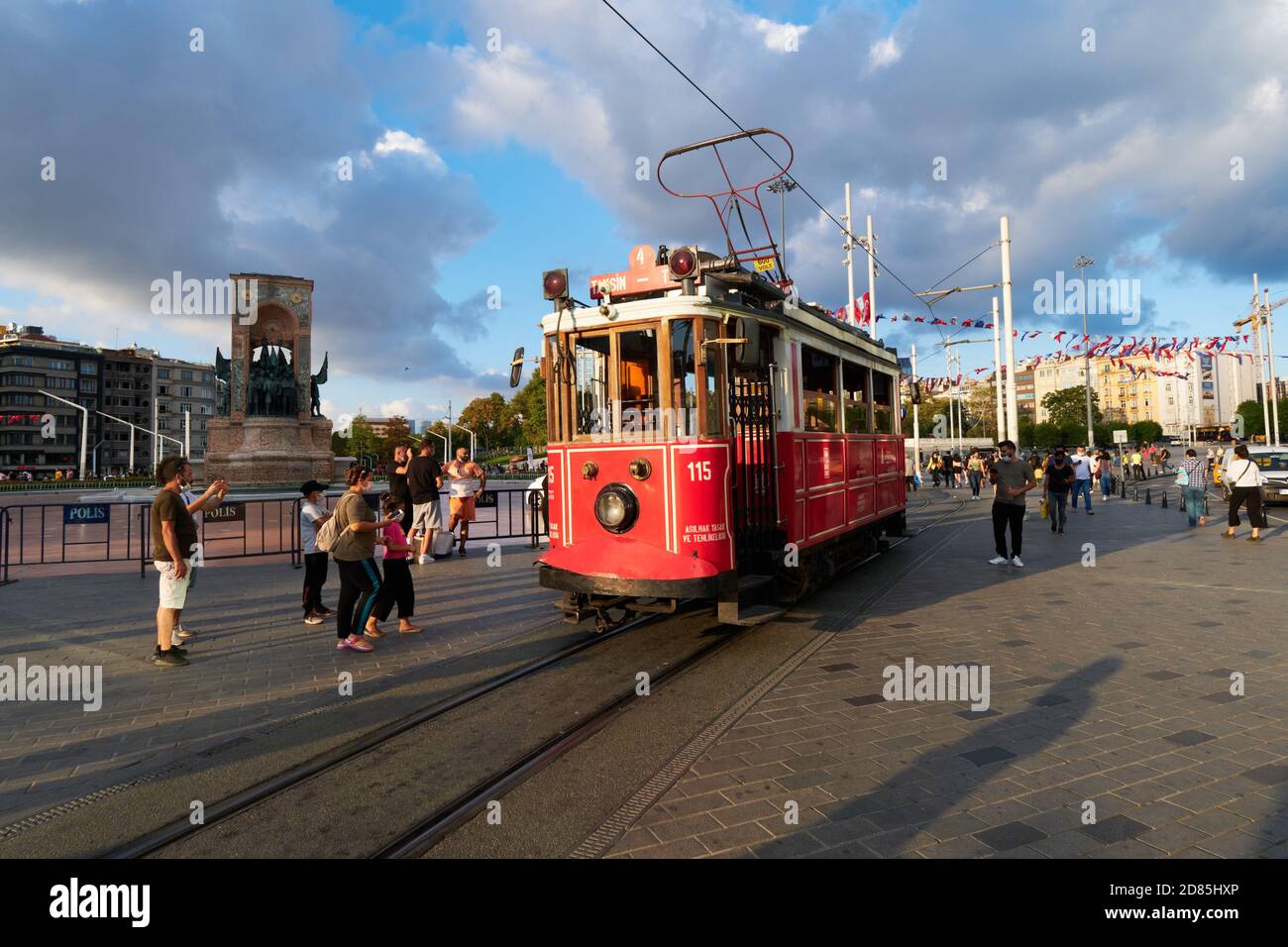 Historische rote Straßenbahn auf dem Taksim-Platz in Istanbul, Türkei Stockfoto