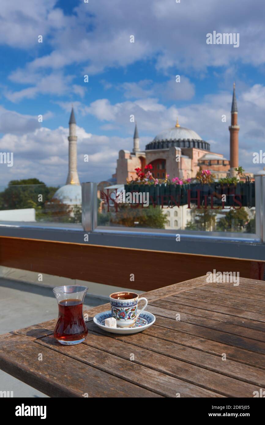 Traditioneller türkischer Tee und Kaffee auf einem Tisch des Seven Hills Cafés, Hagia Sophia Moschee im Hintergrund, Istanbul Stockfoto