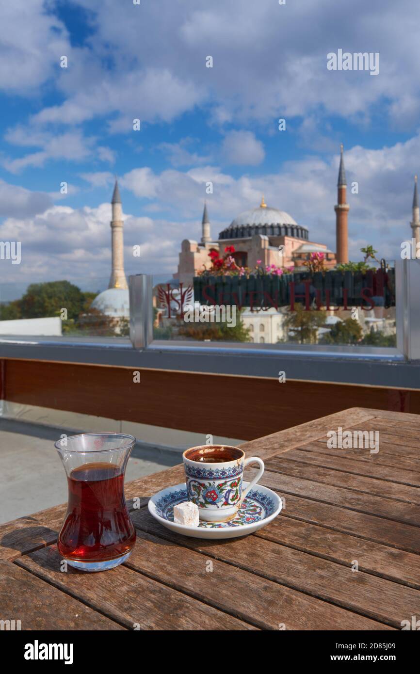 Traditioneller türkischer Tee und Kaffee auf einem Tisch des Seven Hills Cafés, Hagia Sophia Moschee im Hintergrund, Istanbul Stockfoto