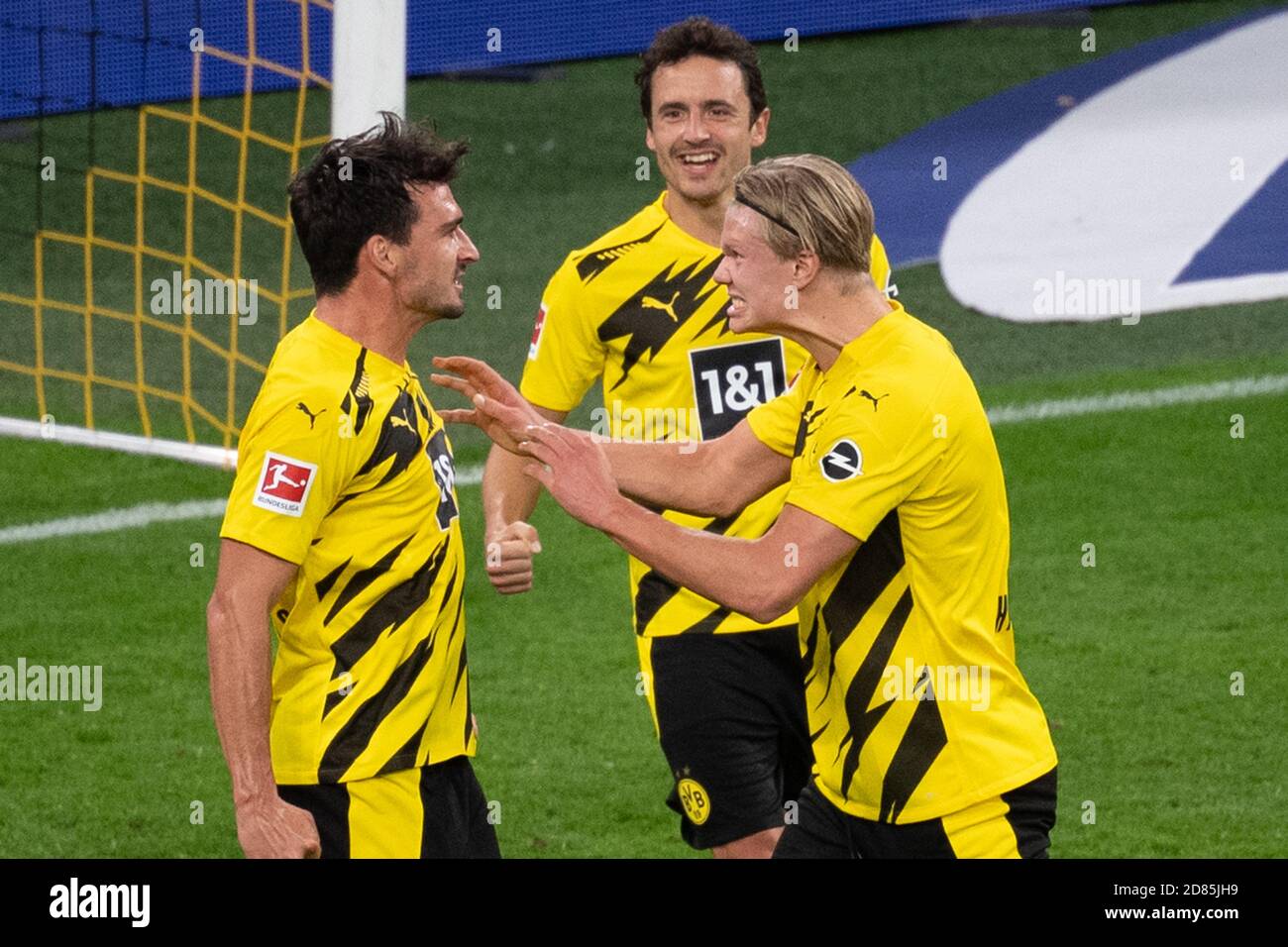 Von Links Nach Rechts Mats Hummels Do Jubelt Nach Seinem Tor Auf 3 0 Mit Thomas Delaney Do Und Erling Haaland Do Jubel Jubel Freude Jubel Fussball 1 Bundesliga 6 Spieltag Borussia Dortmund