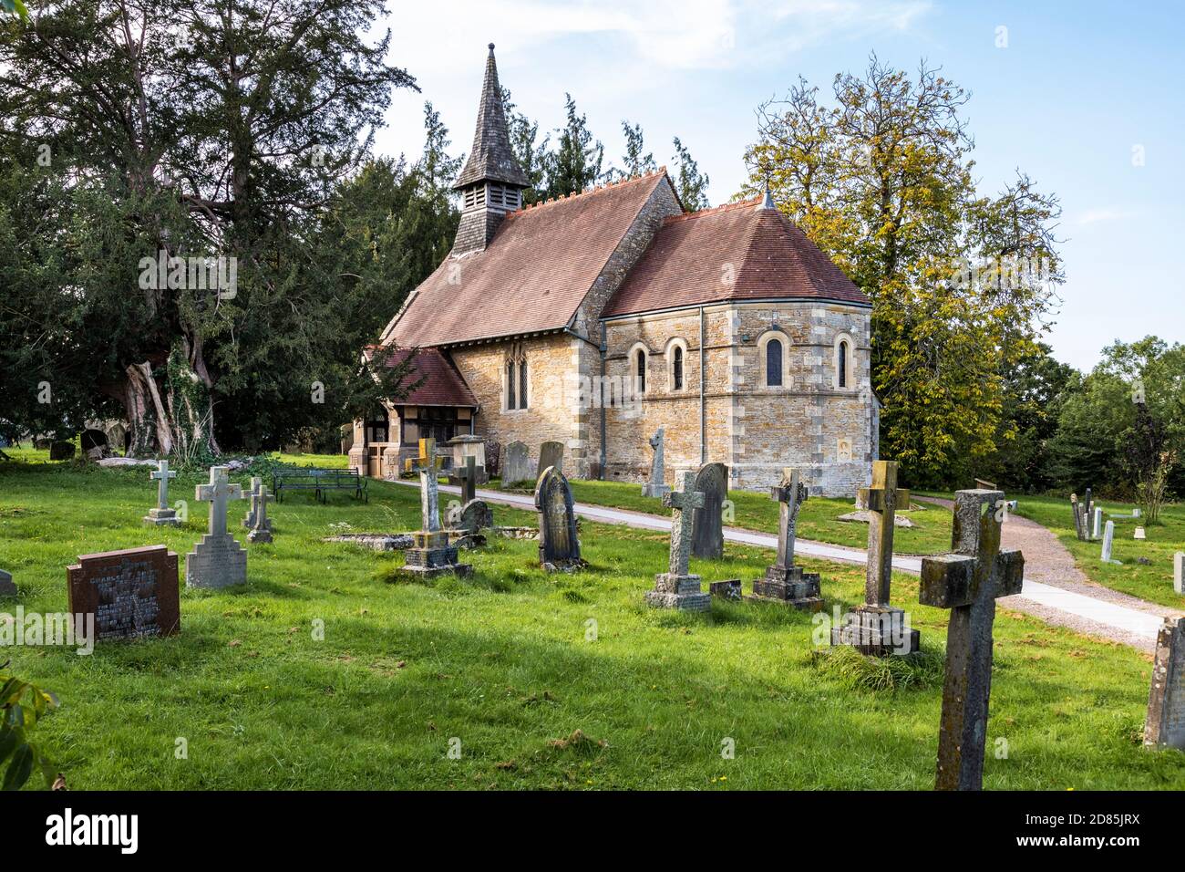 Die Kirche St. Michael & All Angels aus dem 12. Jahrhundert im Dorf Bulley, Gloucestershire UK Stockfoto