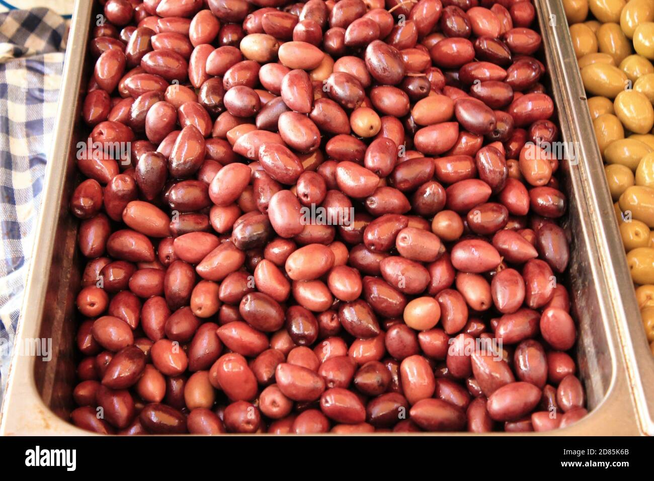 Stand mit Kalamata oder Kalamon Oliven auf dem Straßenmarkt in Athen, Griechenland. Stockfoto